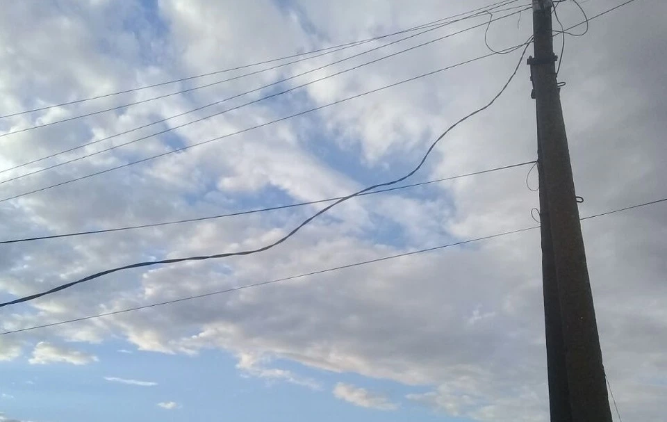 На хуторе Шаховка на территории сельхозпредприятия повреждена линия электропередачи.