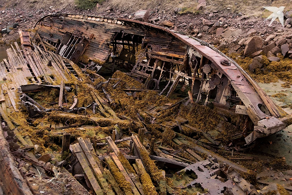 Аттестованный гид Дмитрий Бабенко обратил внимание, что палуба баржи пришла в ветхое состояние.