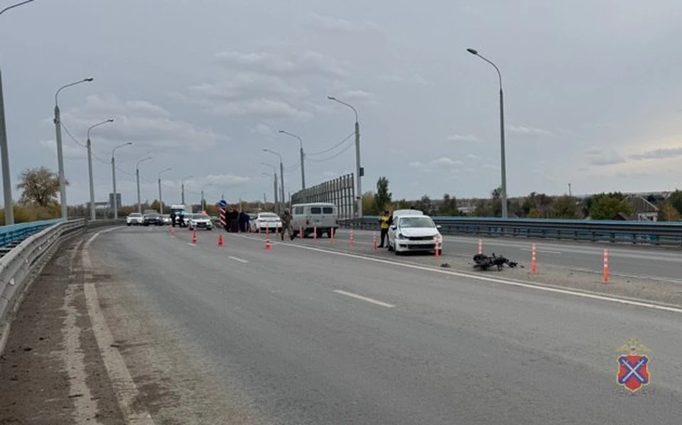 Есть версия, что мальчик пересекал проезжую часть поперек.