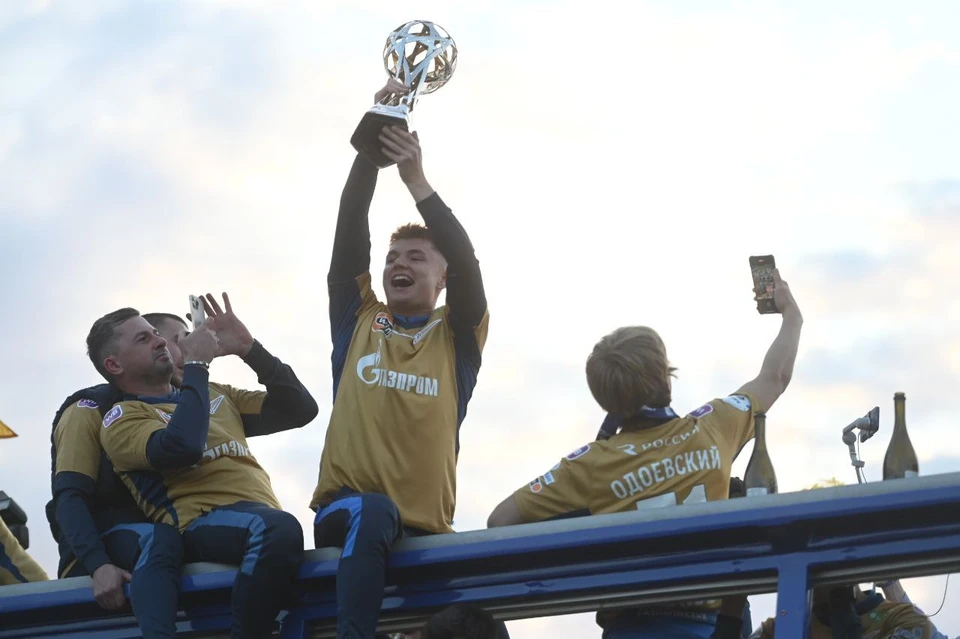 С подозреваемым работают следователи.