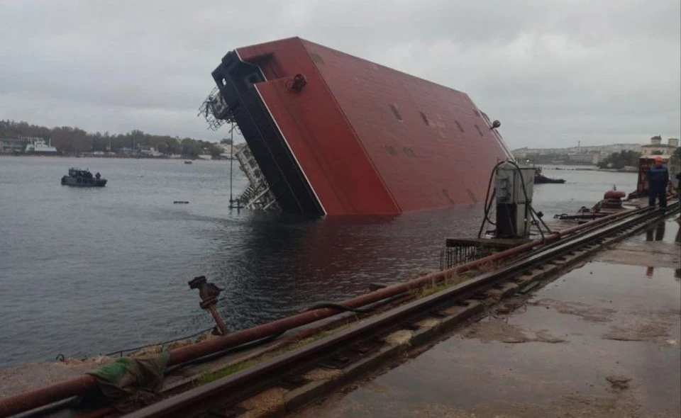 В Южной бухте Севастополя у причала морского завода опрокинулся плавучий кран. Фото: Южная транспортная прокуратура/Tg