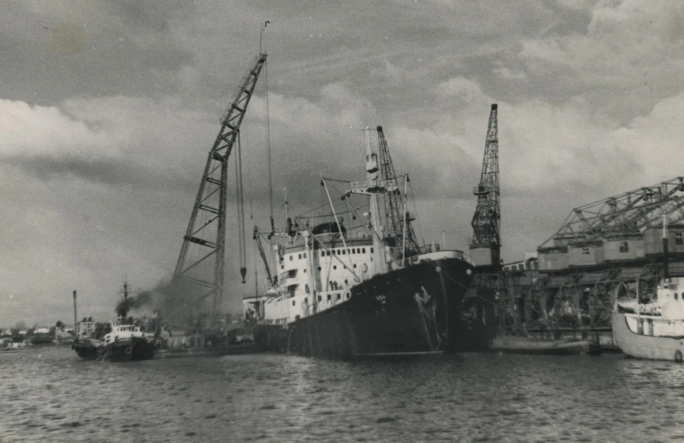 Дизель-электроход «Обь» в Калининградском морском порту, 1956.