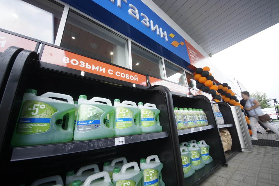 Автовладельцев призывают проверять состав зимней омывающей жидкости.