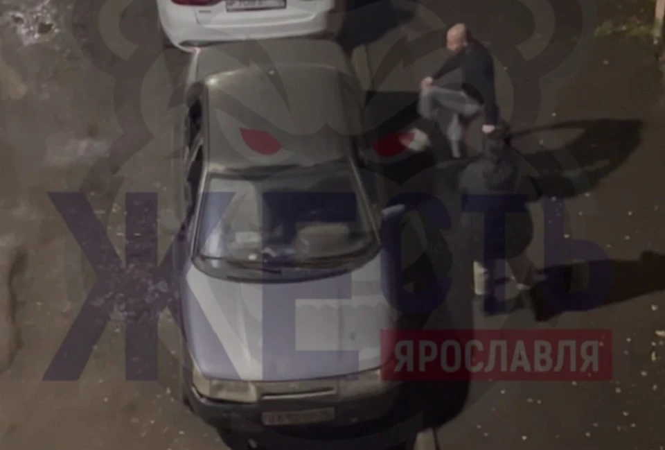 В Ярославле неадекватный мужчина разбил стекла припаркованного во дворе авто. ФОТО: телеграм-канал "Жесть Ярославль"