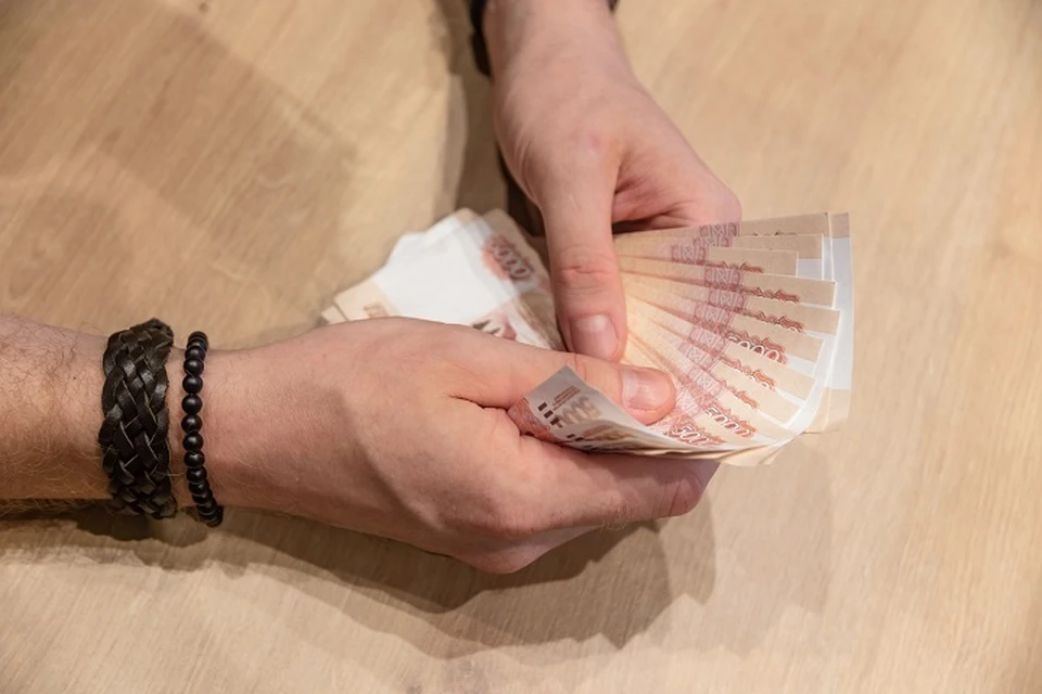 За кражу 30 тысяч рублей из платежных аппаратов задержали стажера в Комсомольске