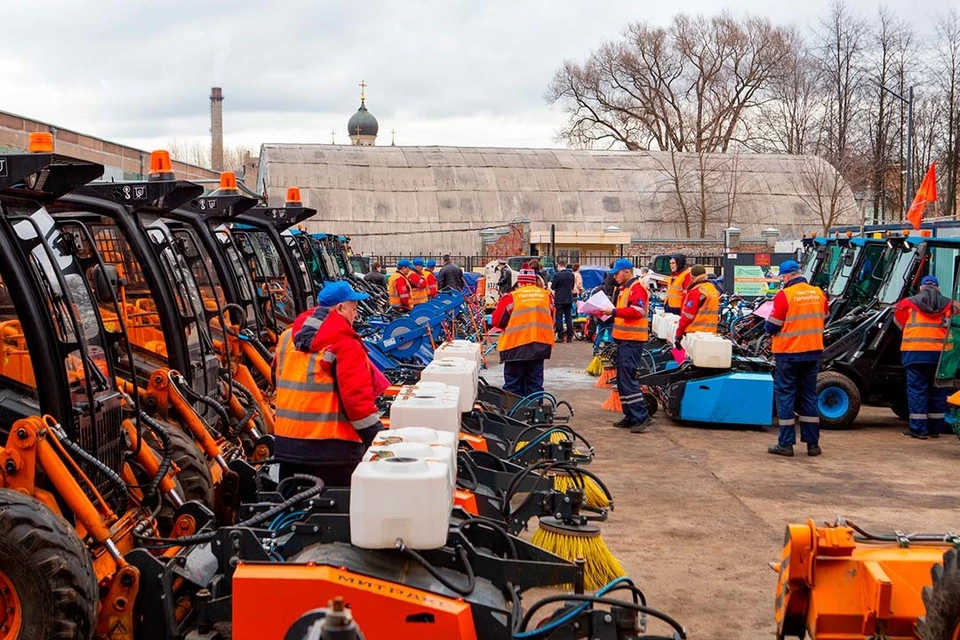 Северная столица продолжает готовиться к холодам и осадкам. Фото: Жилищный комитет