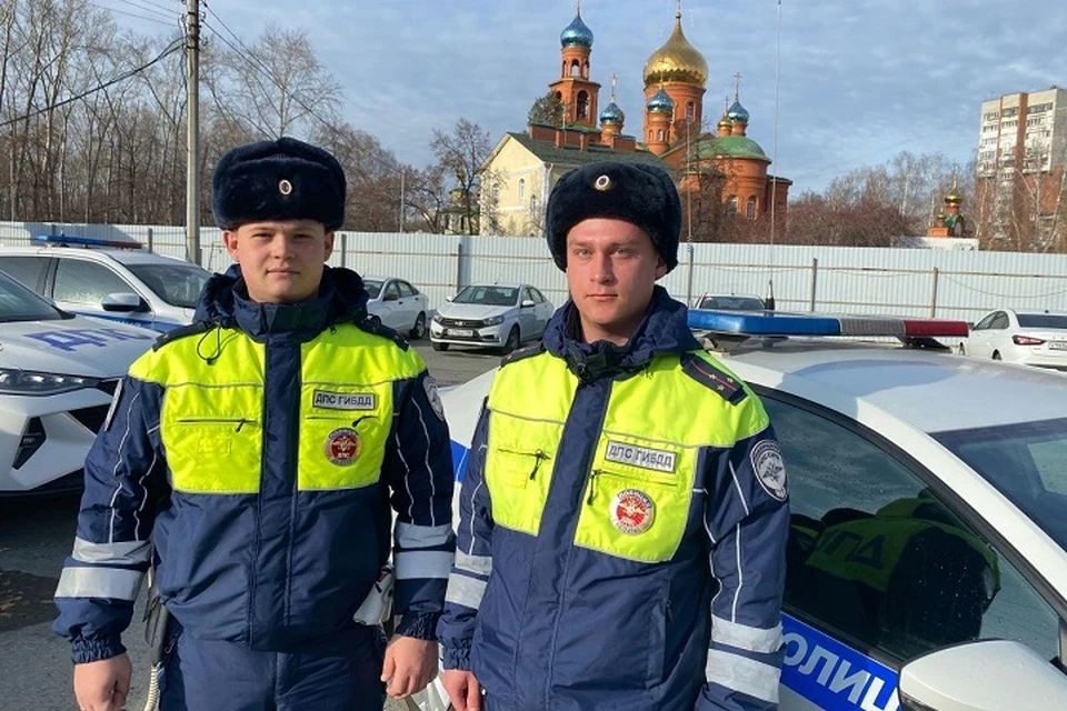 Инспекторы ДПС Антон Мелешин и Никита Томилов помогли спасти подростка. Фото: Госавтоинспекция Свердловской области