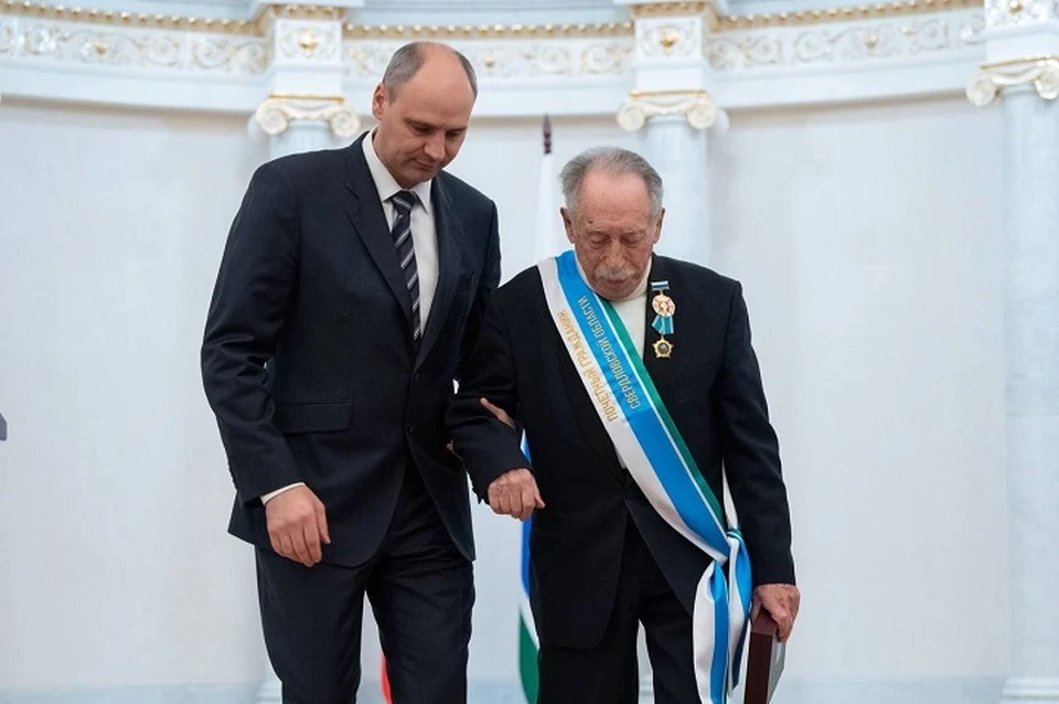 Денис Паслер наградил выдающихся уральцев. Фото: telegram-канал Дениса Паслера