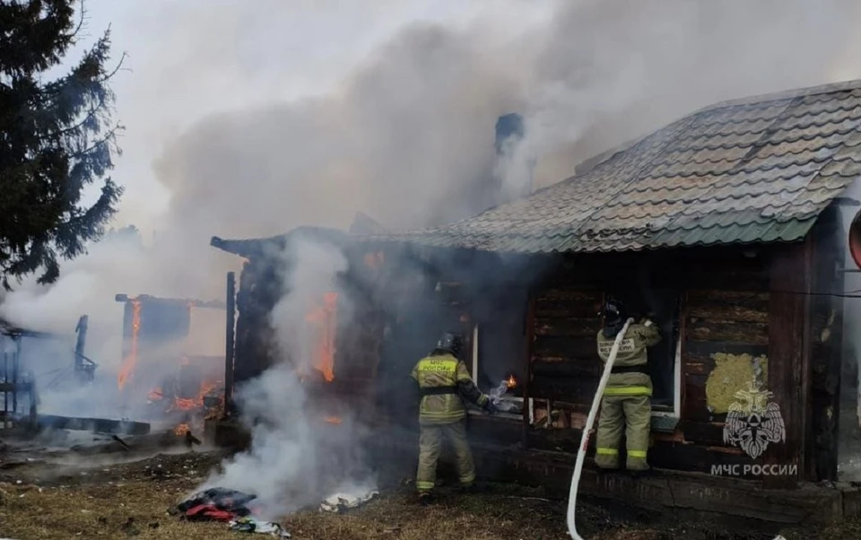 Пожар в Манском районе. Фото: краевое МЧС