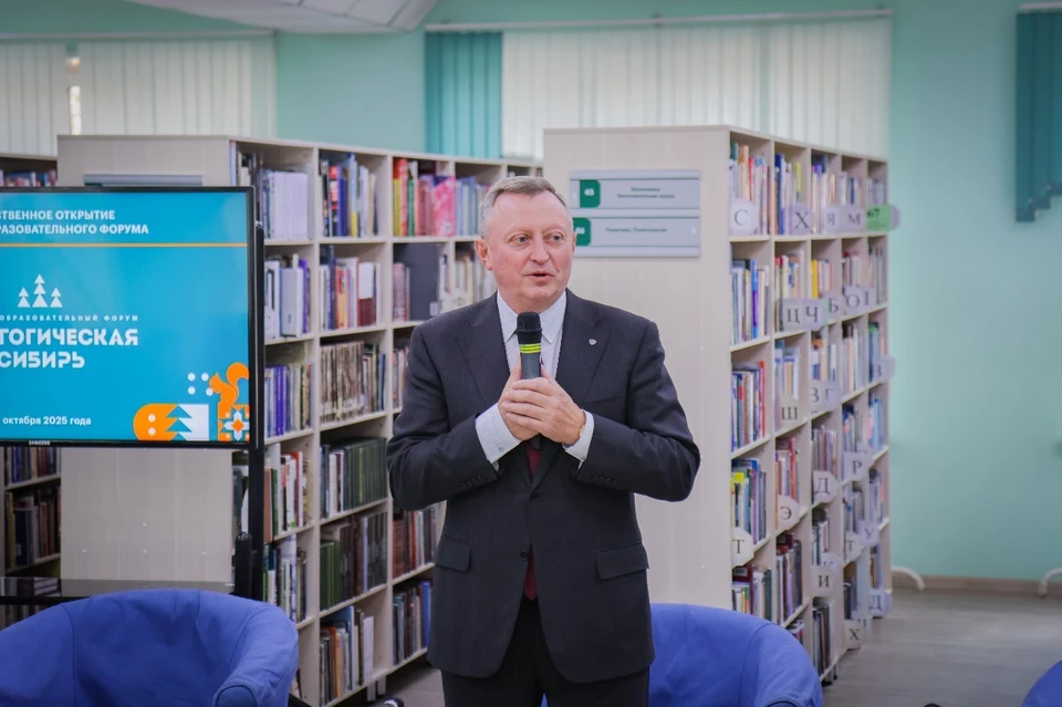И. о. ректора НГПУ С. А. Нелюбов открывает форум «Педагогическая Сибирь». Фото: А. ТЕРЕНТЬЕВ