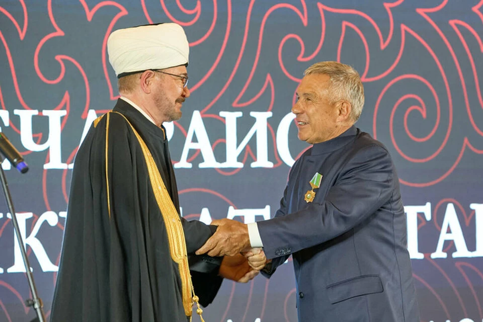 Высшую награду Совета муфтиев страны получил Рустам Минниханов. Фото: пресс-служба раиса Татарстана