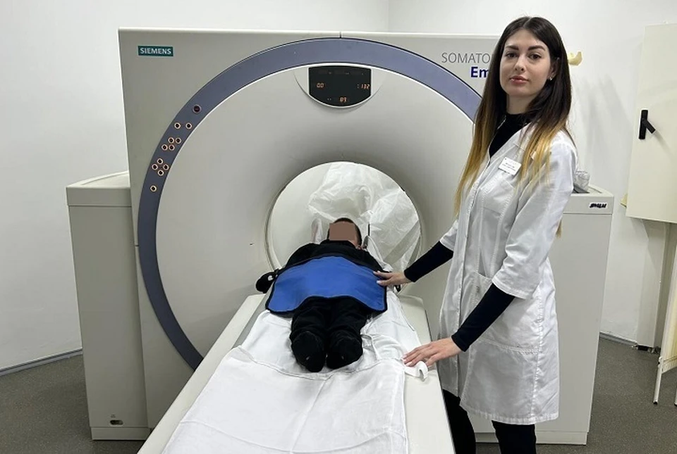 Три молодых врача пришли на работу в ярославскую областную детскую больницу.