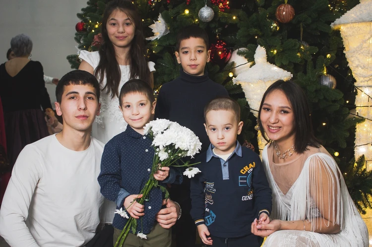 «Забрать детей из этого ада»: молодая красавица в 19 лет заменила маму младшим братьям и сестре