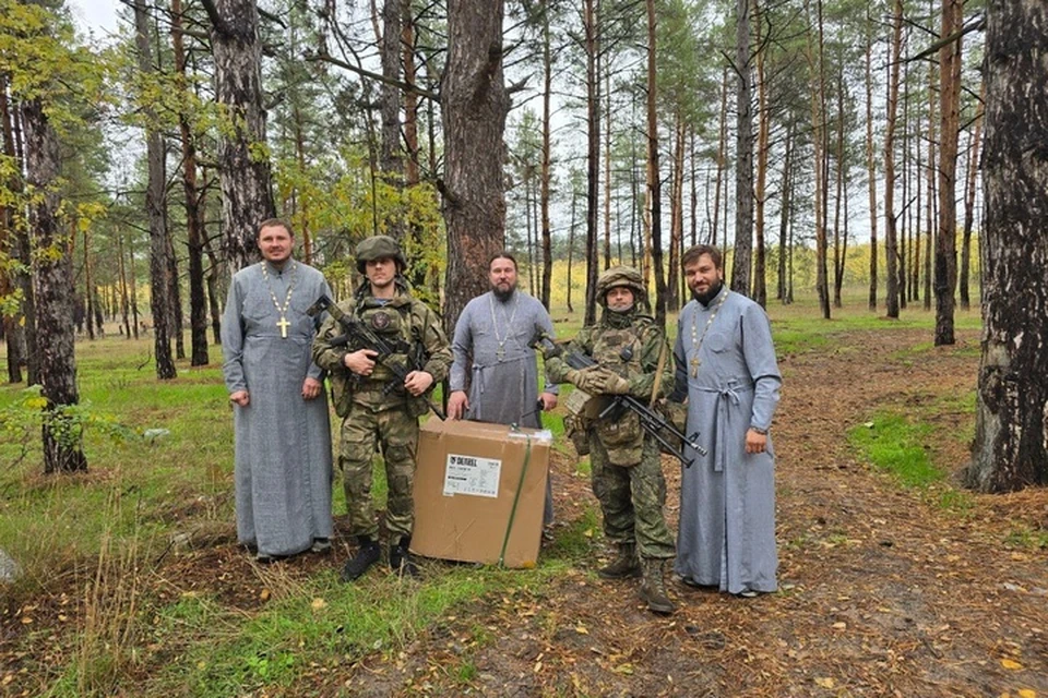 Генераторы доставили на Днепр российским бойцам крымские священники. Фото: Специальный гуманитарный центр Крымской митрополии