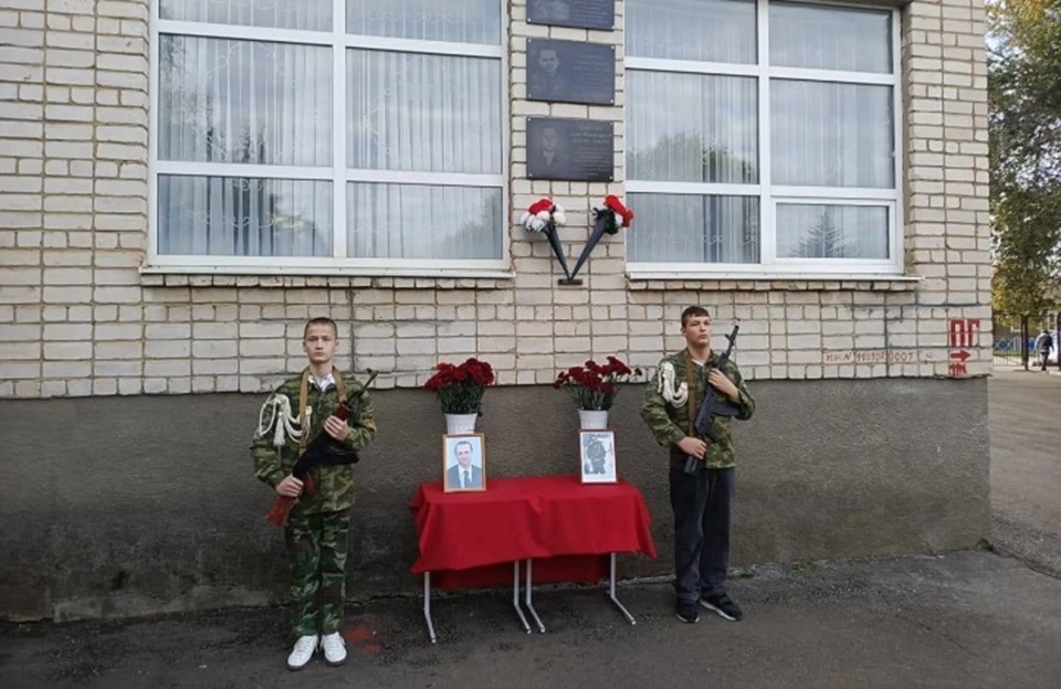 Мемориальные доски с именами героев будут служить напоминанием юным жителям округа о мужестве земляков. Фото: пресс-службы администрации округа.