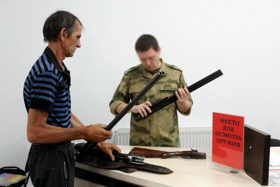 Законные владельцы оружия в регионе проходят перерегистрацию на российские документы. Фото: управление Росгвардии по Херсонской области