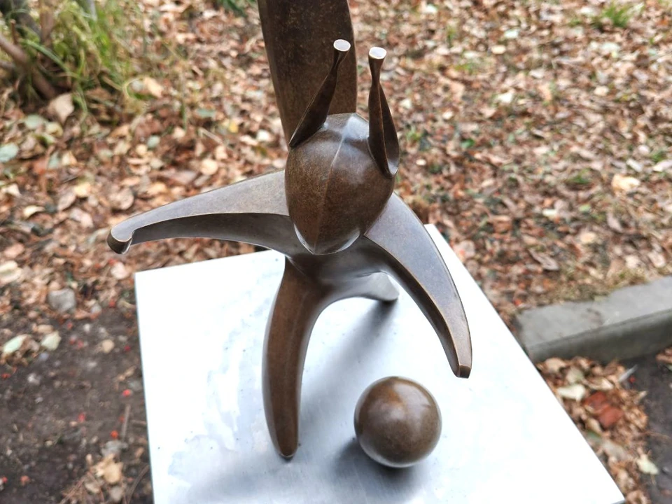 В креплениях металлических зверьков быстро обнаружились проблемные зоны, потребовался ремонт. Фото: Елена Белоусова