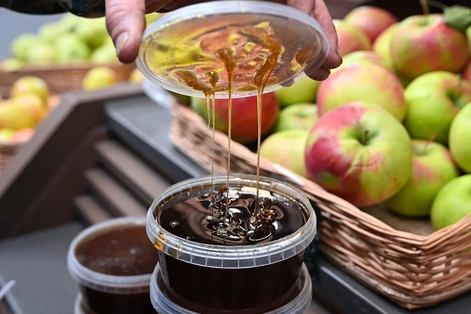 Яблоки и мед представил на московской ярмарке фермер из Орла