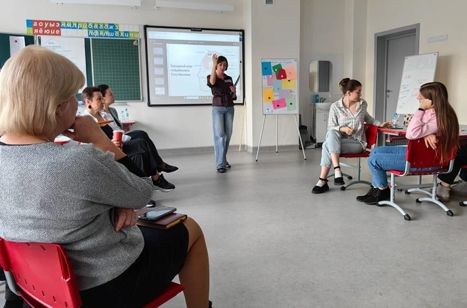 Руководитель проекта «Я есть» Анна Арямова ведет занятие. Фото: школа №49