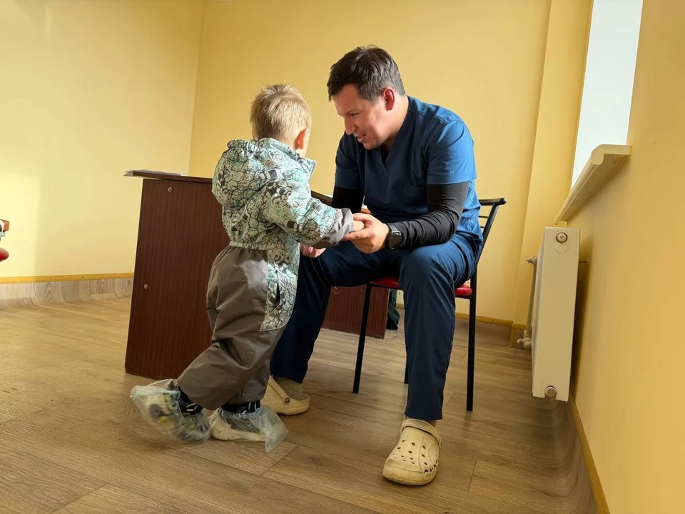 Детский хирург из Татарстана Кирилл Булатов осматривает юных пациентов.