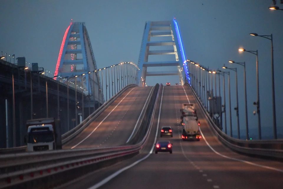 С 3 ноября на Крымском мосту запретят движение электромобилей и гибридных авто.