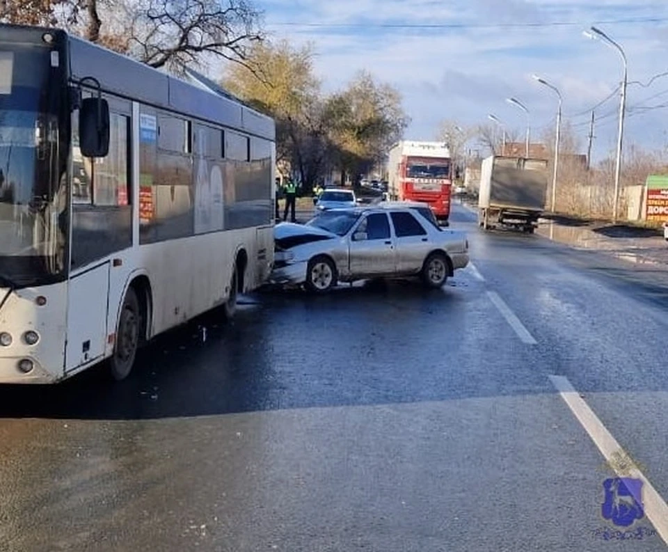 Водителя легковушки доставили в медучреждение. Фото: ГУ МВД России по Самарской области