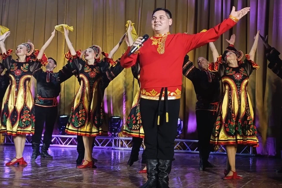 Ансамбль «Донбасс» представил праздничную программу в Снежном. Фото: Администрации города Снежное