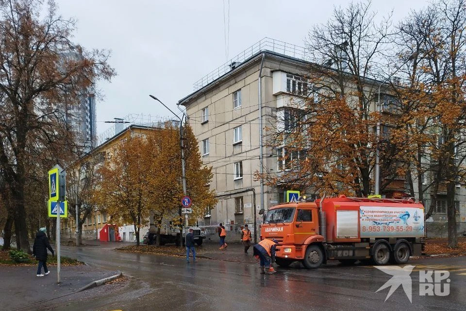 Аварийная бригада в Горроще 30 октября. Канализационные стоки продолжают заливать микрорайон.