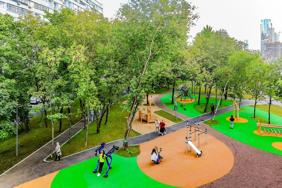 На северо-западе города рядом с храмом Александра Невского открыли зону воркаута и игровую площадку. Фото: www.mos.ru