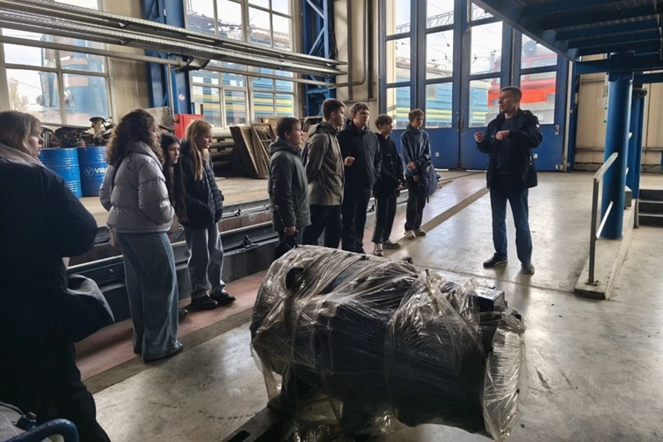 Воспитанники детской железной дороги ознакомились с локомотивным депо Ясиноватой. Фото: ТГ/Бондаренко