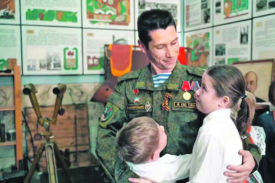 Максим Николаенко знает, что его папа - настоящий герой, который защищал страну. Фонд «Защитники Отечества»