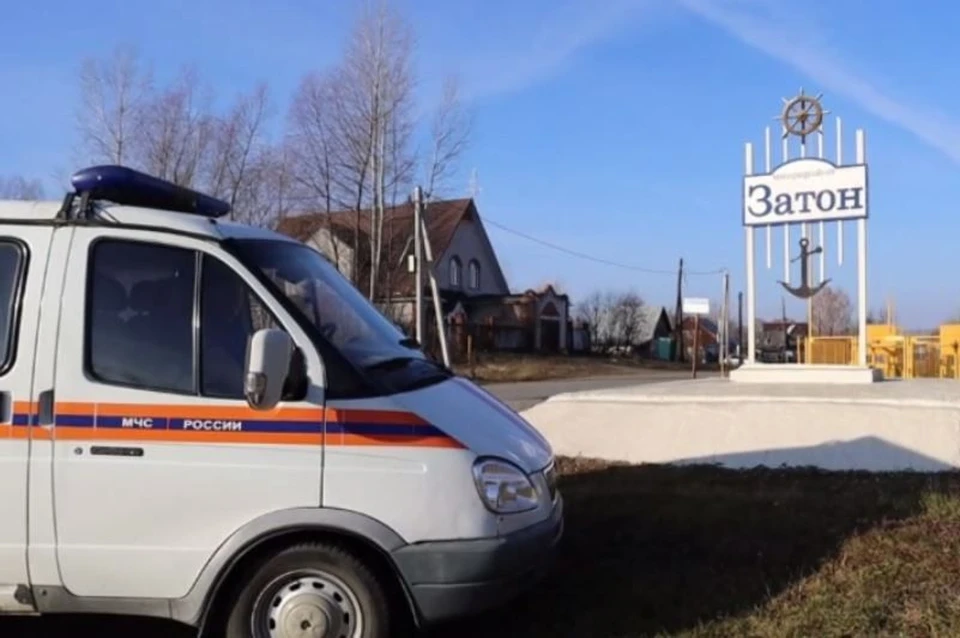 Спасатели ехали тушить траву