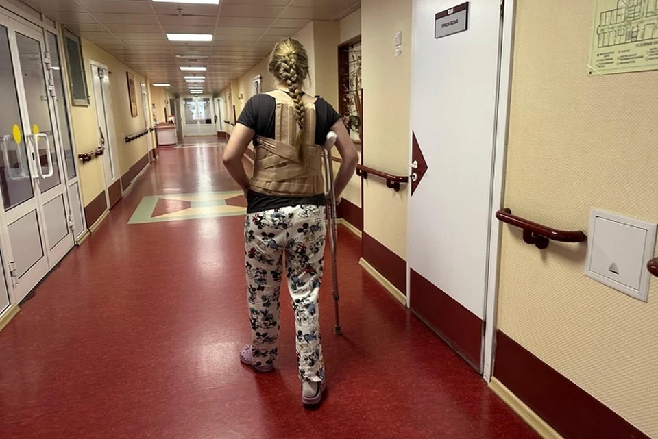 Девочка уже может передвигаться. Фото: Минздрав Свердловской области