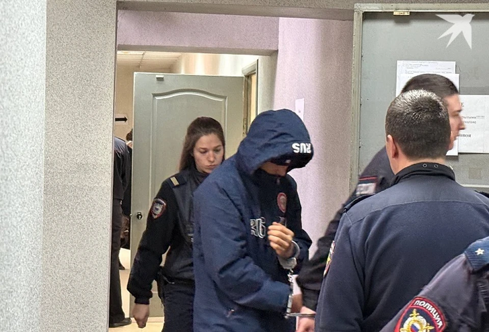 На суде обвиняемый прятал лицо