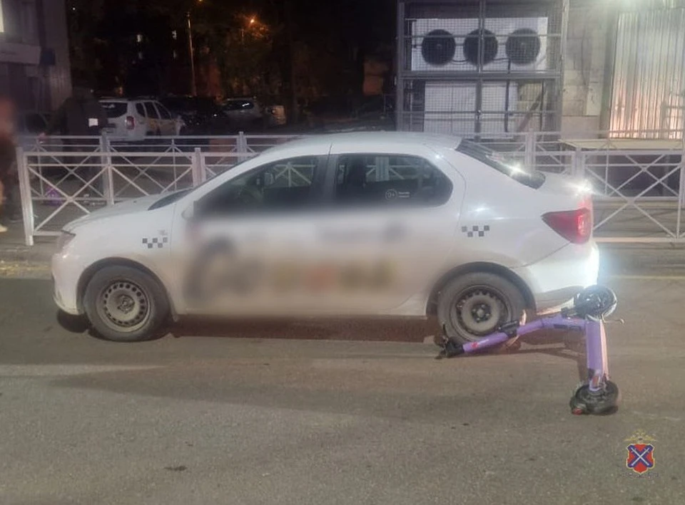 Девушка выехала на пешеходный переход на самокате.