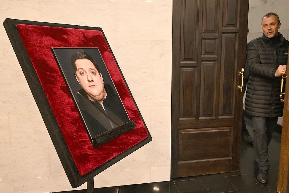 Романа Попова проводили в последний путь под громкие аплодисменты: как прошла церемония прощания