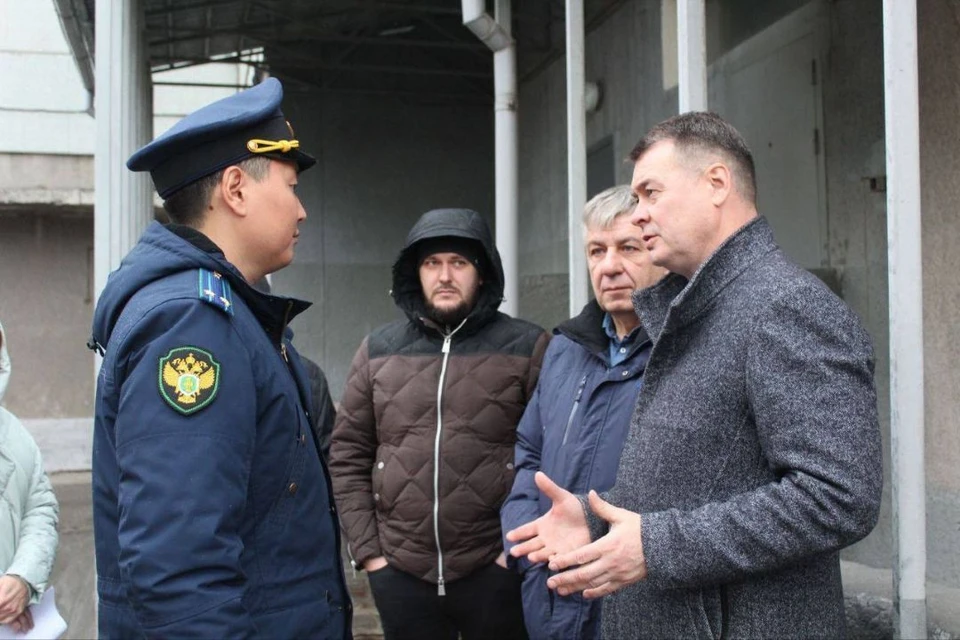 После выезда на дороги прокурор Центрального района объявил предостережение дорожникам. Фото: пресс-служба прокуратуры по Новосибирской области.