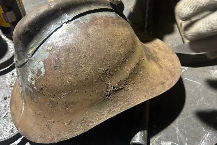 «Сковал рога и оскаленного тигра»: Кузнец Антон Киряков создает шлем из «Джентльменов удачи»