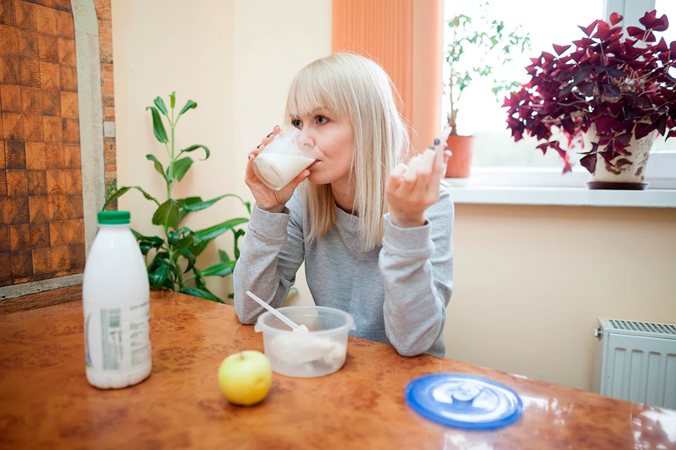 Сыр с плесенью, квашеный огурец и кефир — результат работы микроорганизмов.