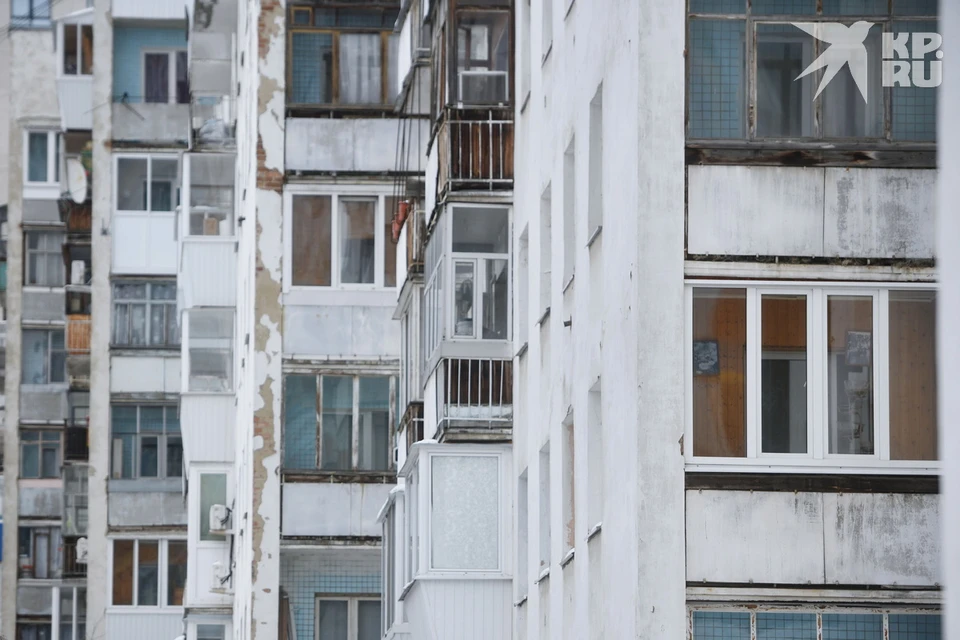 Мужчина погиб, упав с высоты на улице Новоселов в Рязани.