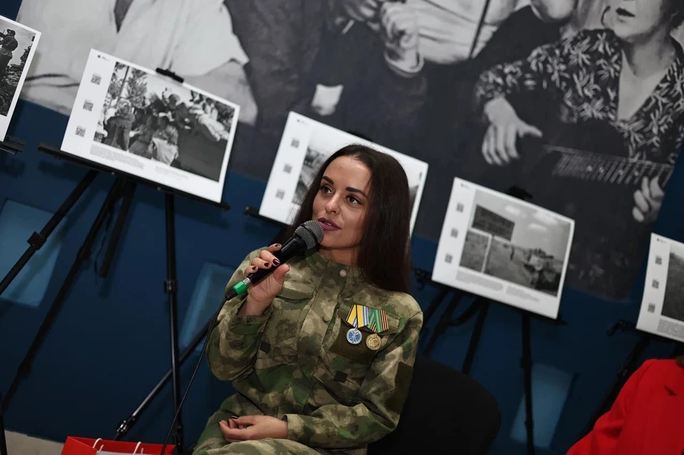 Журналистки поделились с молодежью личным опытом работы на передовой, рассказали о вызовах профессии и важности донесения правды. Фото: Министерство молодежной политики ДНР