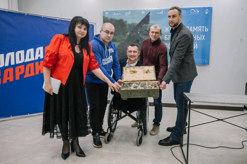 В Мариуполе провели торжественную церемонию по передаче монет вместе с организатором патриотической инициативы Алексеем Талаем. Фото: ТГ/Кольцов