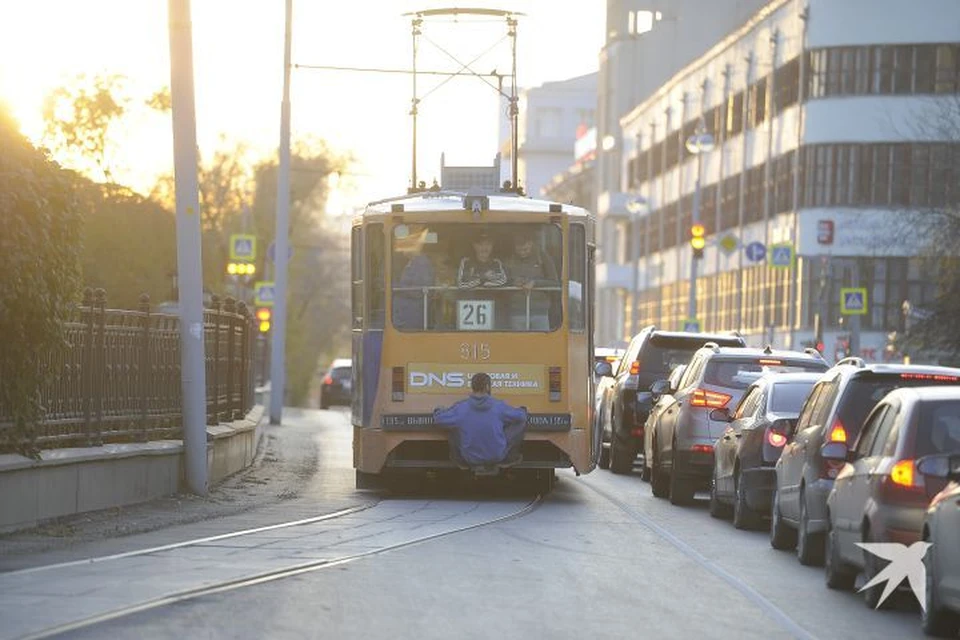Этой осенью в Екатеринбурге обострилась проблема с зацеперами - теми, кто катается на трамвайной «колбасе»