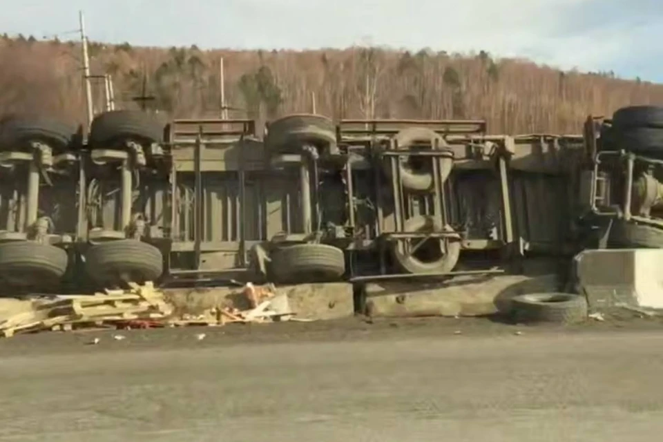 В Слюдянском районе перевернулась фура.