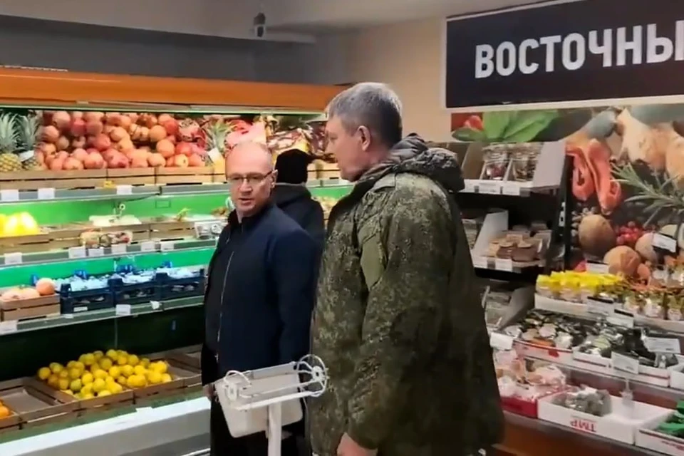 Глава ЛНР Леонид Пасечник и Сергей Кириенко зашли в супермаркет Северодонецка.