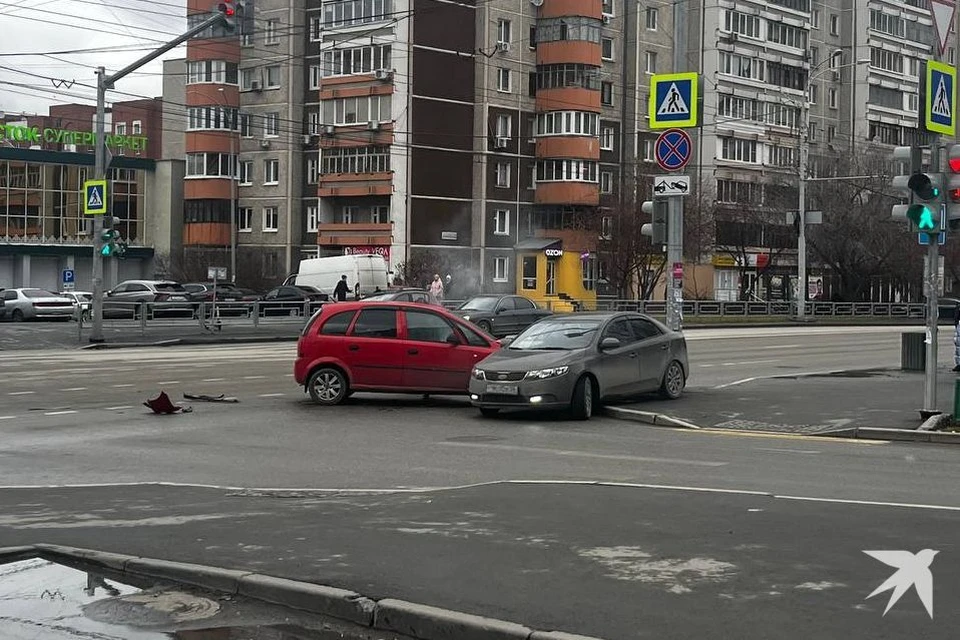 Автомобиль Kia ударом забросило на тротуар Фото: читатель «КП»