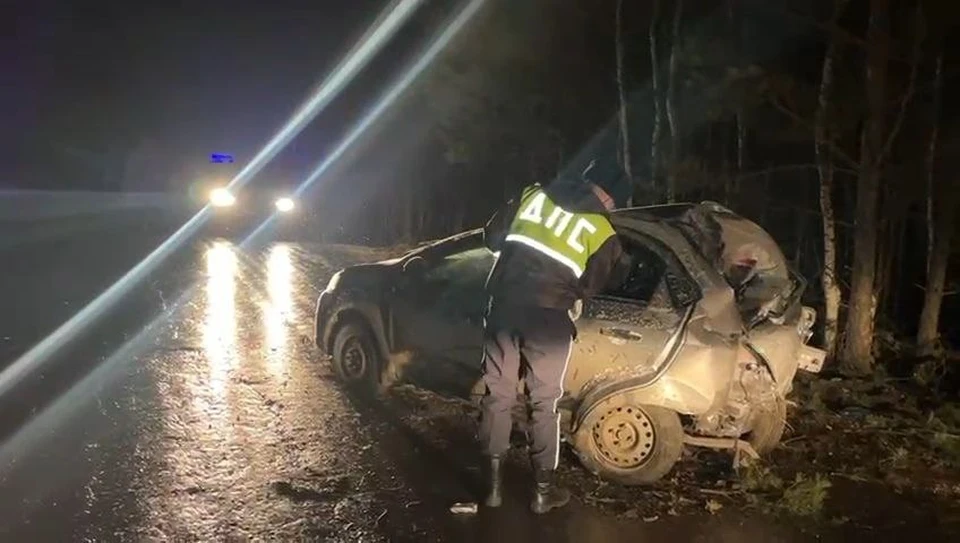 Одна пассажирка погибла, еще четыре человека, включая водителя, доставлены в больницу Фото: Госавтоинспекция Свердловской области