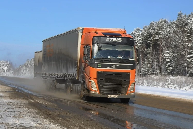 Четыре фуры столкнулись на федеральной трассе «Сибирь» в Иркутской области
