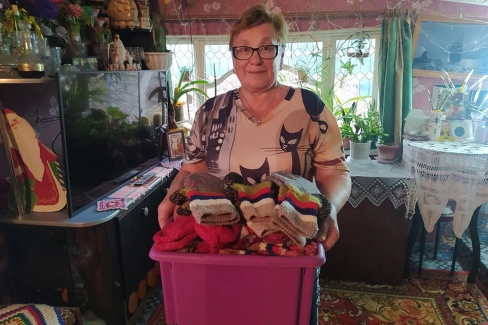 Жительница села Веселая Гора Людмила Щербановская связала носки для бойцов