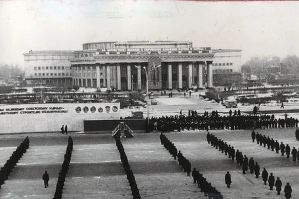 В Новосибирске в советские годы 7 ноября отмечали годовщину Октябрьской революции. Фото: Музей города Новосибирска